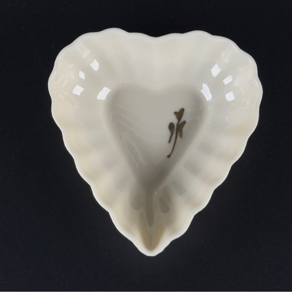 Vintage 1992 Belleek Mini Scalloped 
Heart Ring Trinket Dish